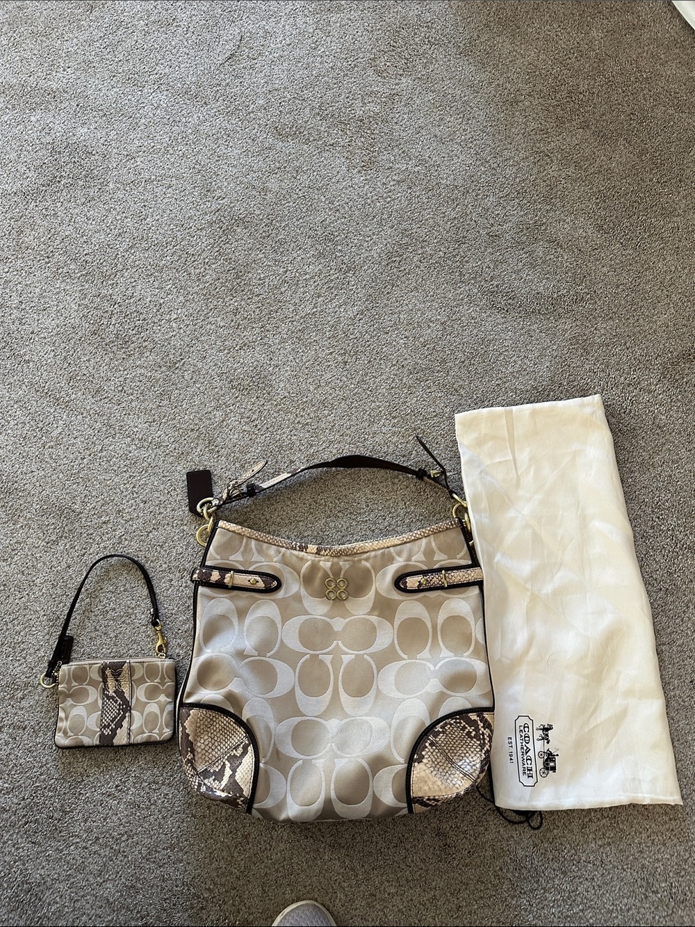 Vintage Coach Colette hobo signature handbag with matching wristlet
